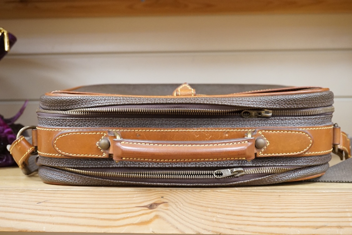 A ladies Mulberry scotch grain leather travel bag with strap, 35cm wide